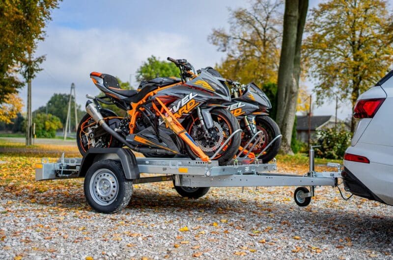 GP3 Motorradtransporter mit Siebdruckboden, mit 3 Standschienen und einer Auffahrschiene